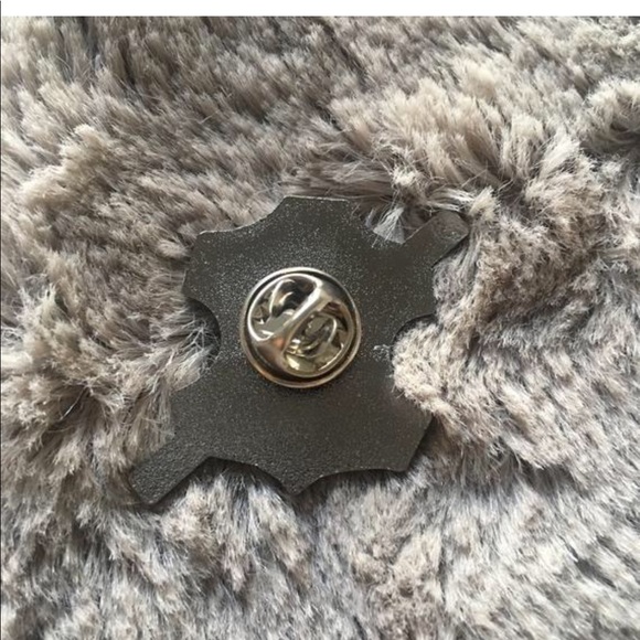 Enamel pin/Brooch 🚫Not Leather symbol Say No - Picture 2 of 8